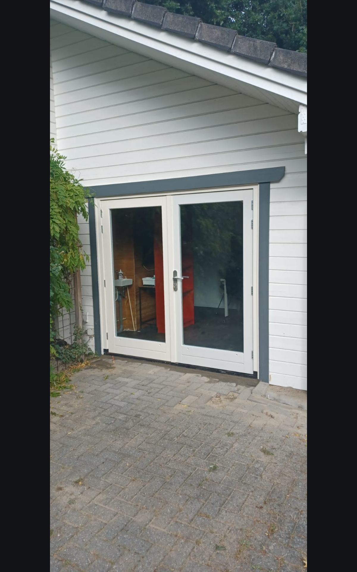 Tuindeuren in een houtegevel.