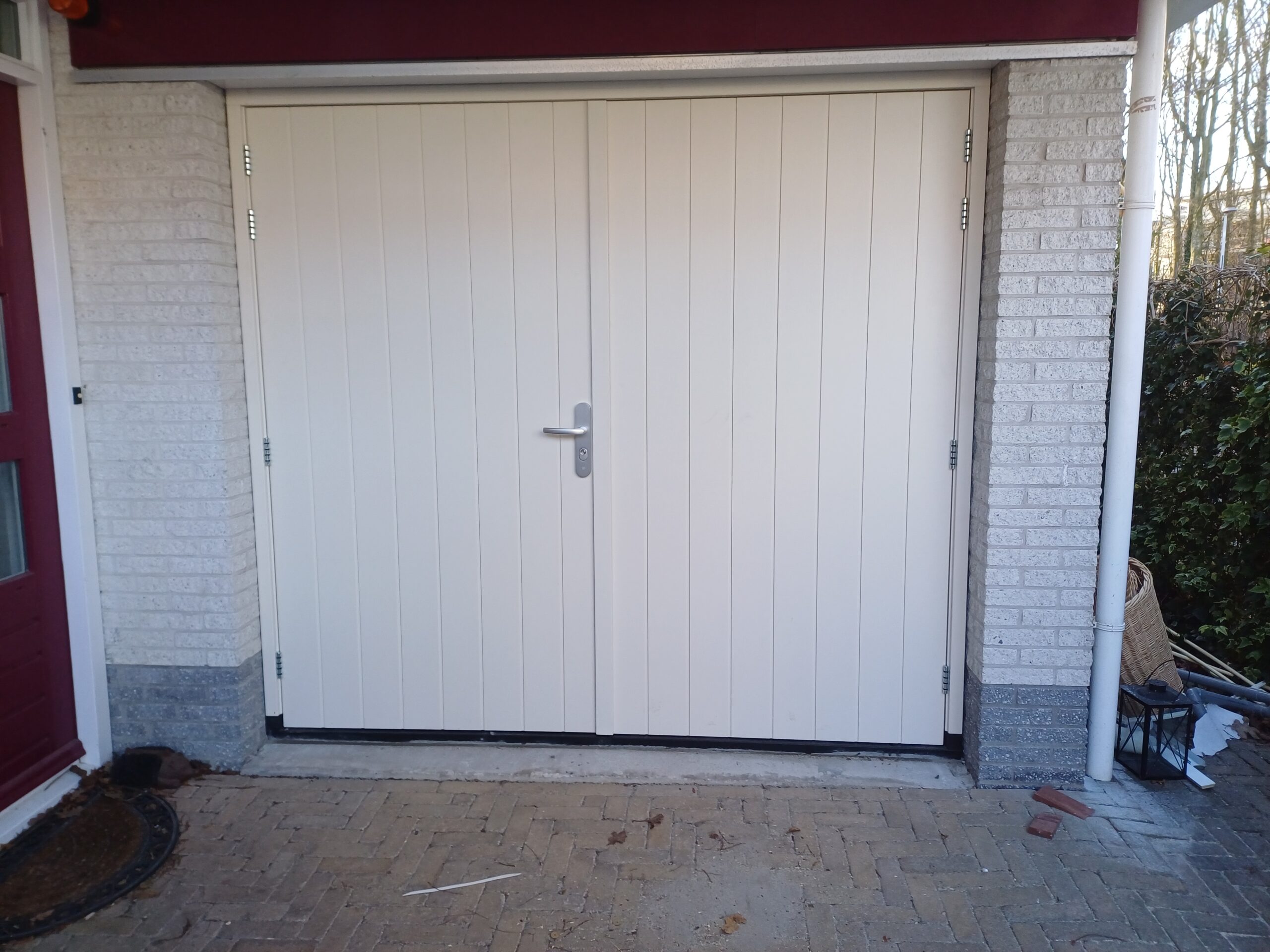 Stalen garagedeur vervangen door houten.