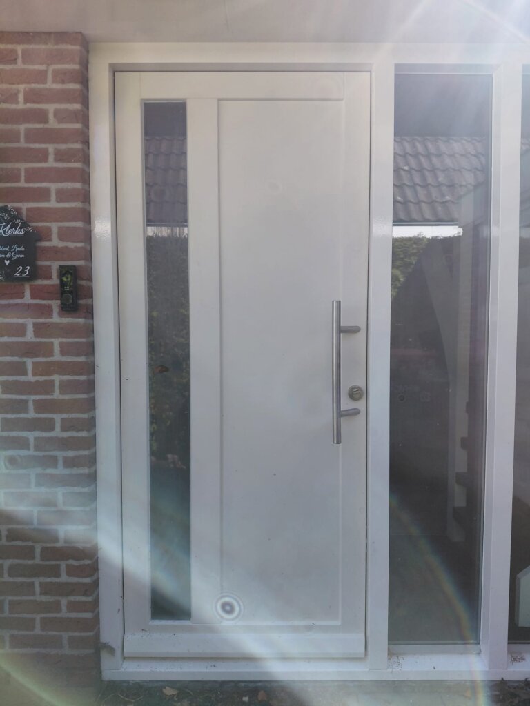 Moderne houten voordeur met kozijn en glazen zijlichten